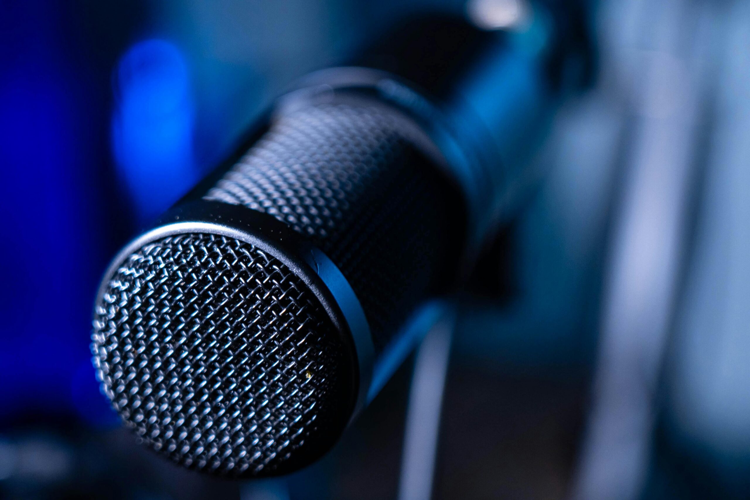 Podcast culturel enregistré dans un studio indépendant avec ordinateur et micro