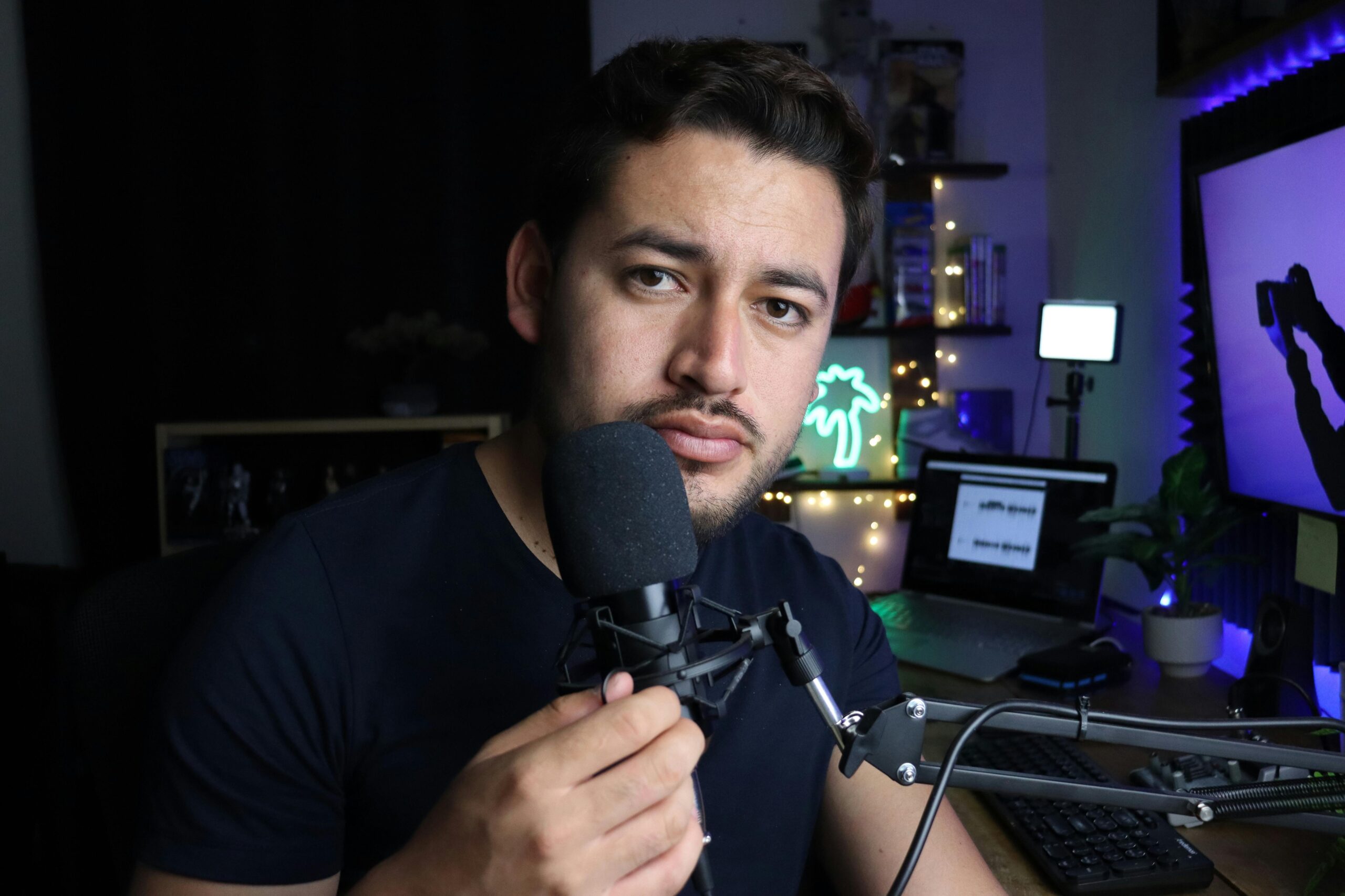 Microphone de podcast dans un studio avec des affiches de cinéma en arrière-plan