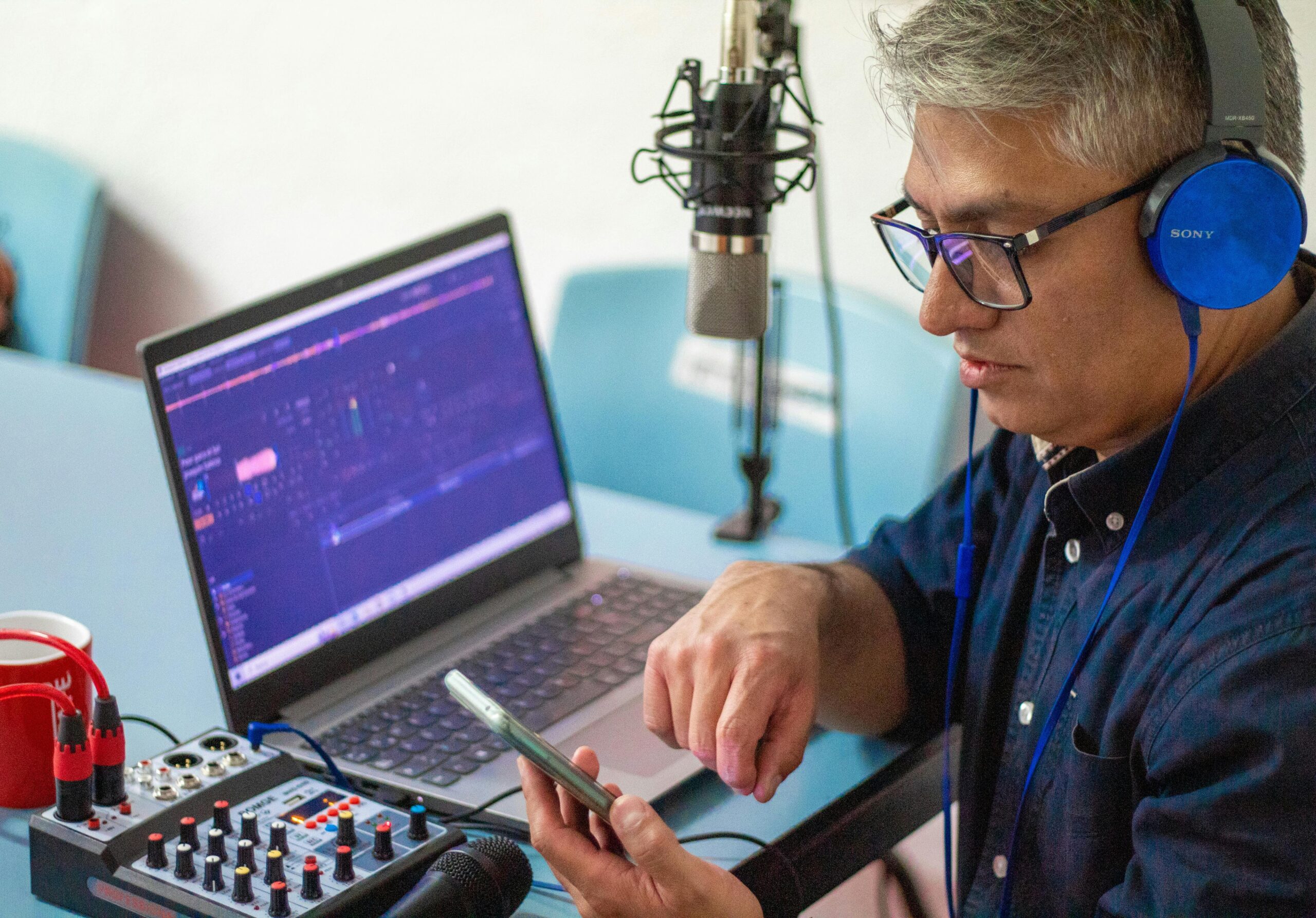 Personne écoutant un podcast cinéma sur smartphone avec une liste de films à l’écran