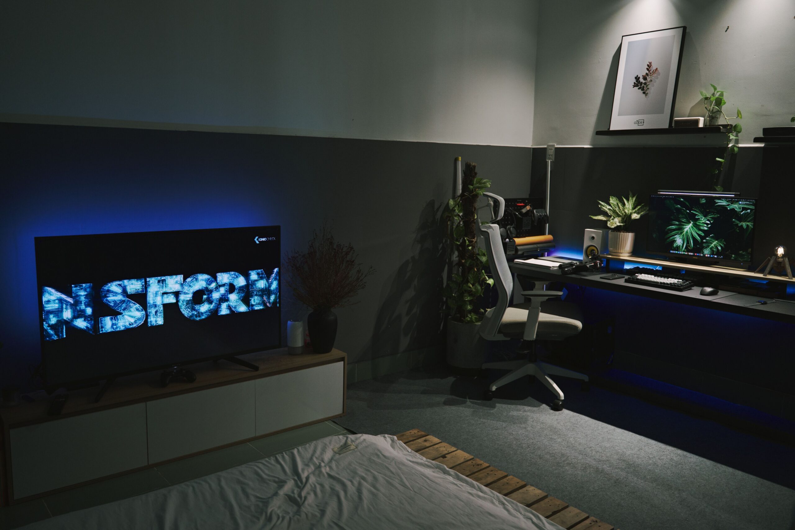 Culture geek et critique cinéma avec écran connecté et ambiance numérique