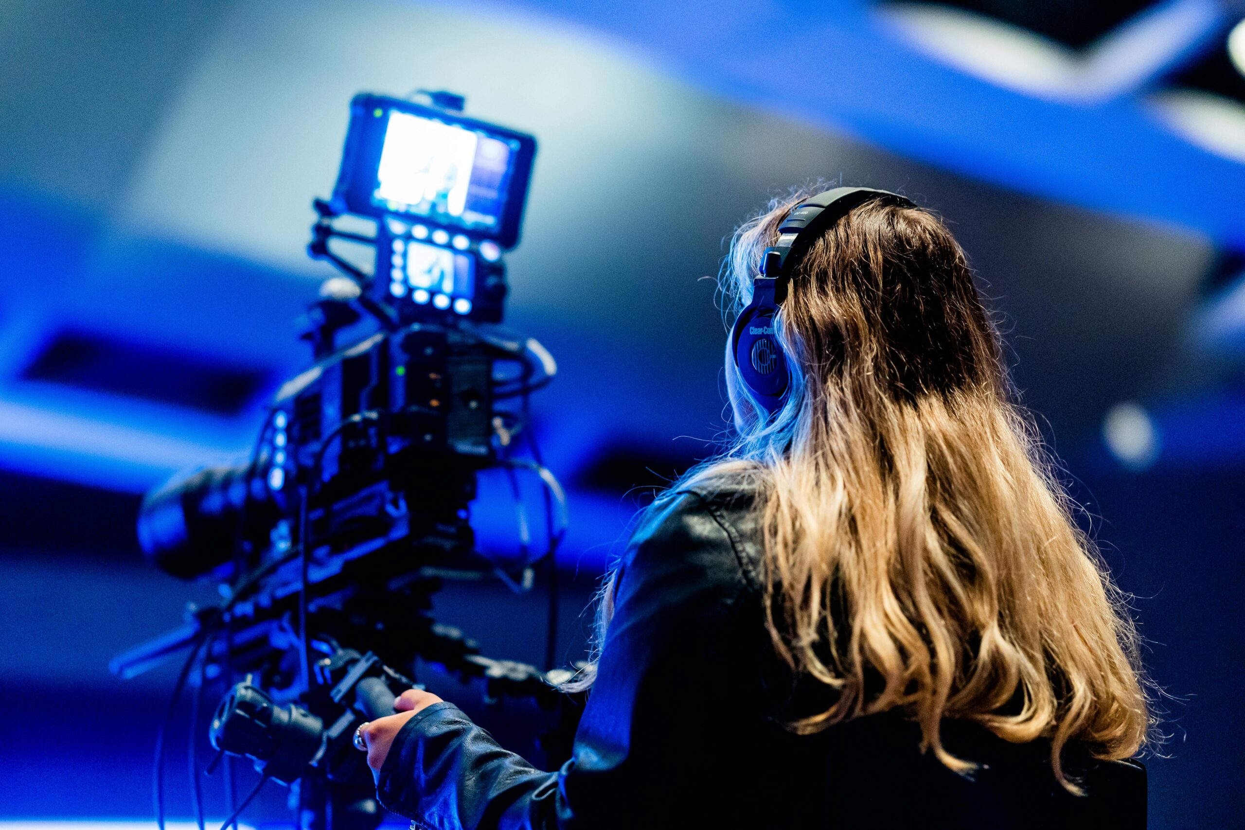 Spectateur découvrant des films grâce aux plateformes digitales et au streaming