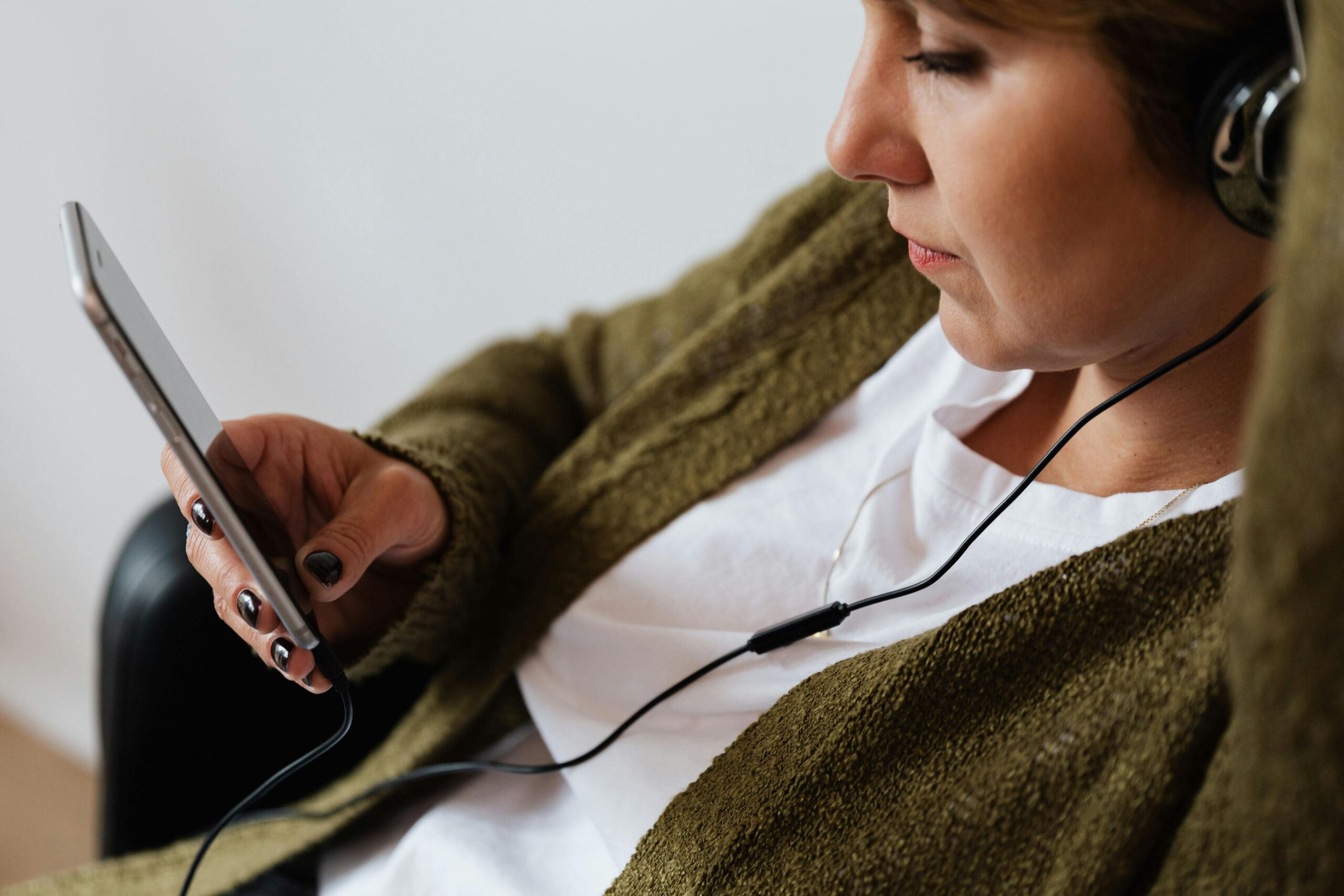 Utilisateur écoutant un média indépendant en ligne sur smartphone